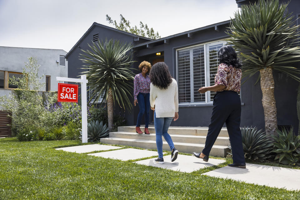 Prospective homebuyers attend open house. (Credit: Getty Images)