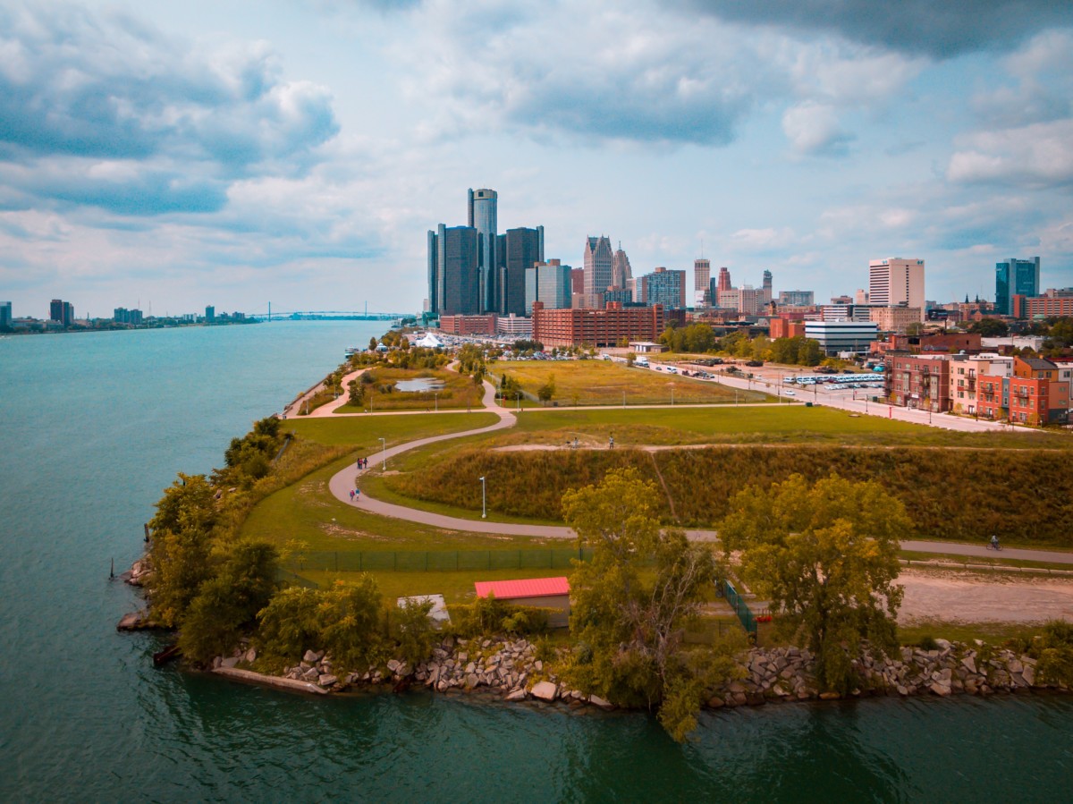 detroit skyline with river and buildings