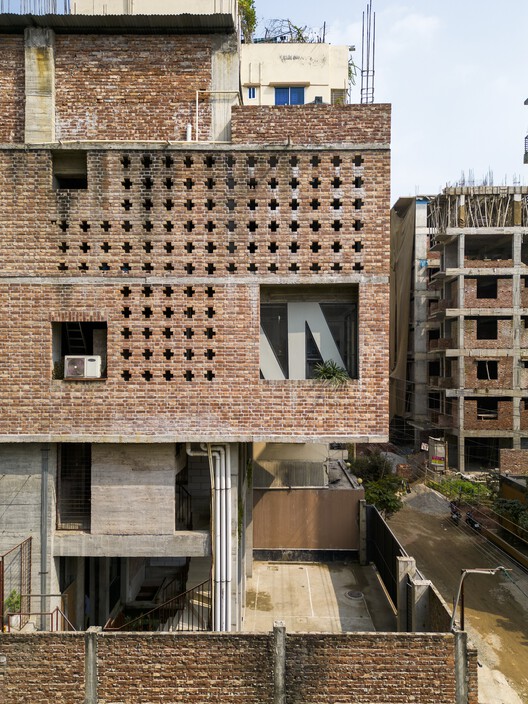 Vasat Vita Office and Residence / Vuumaatra Consultants - Exterior Photography, Windows, Brick, Facade