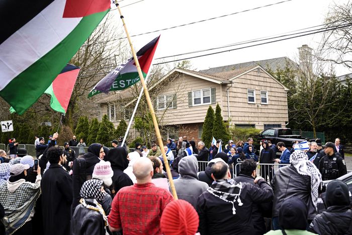 Pro-Palestinian protest in Teaneck New Jersey outside Congregation Keter Torah