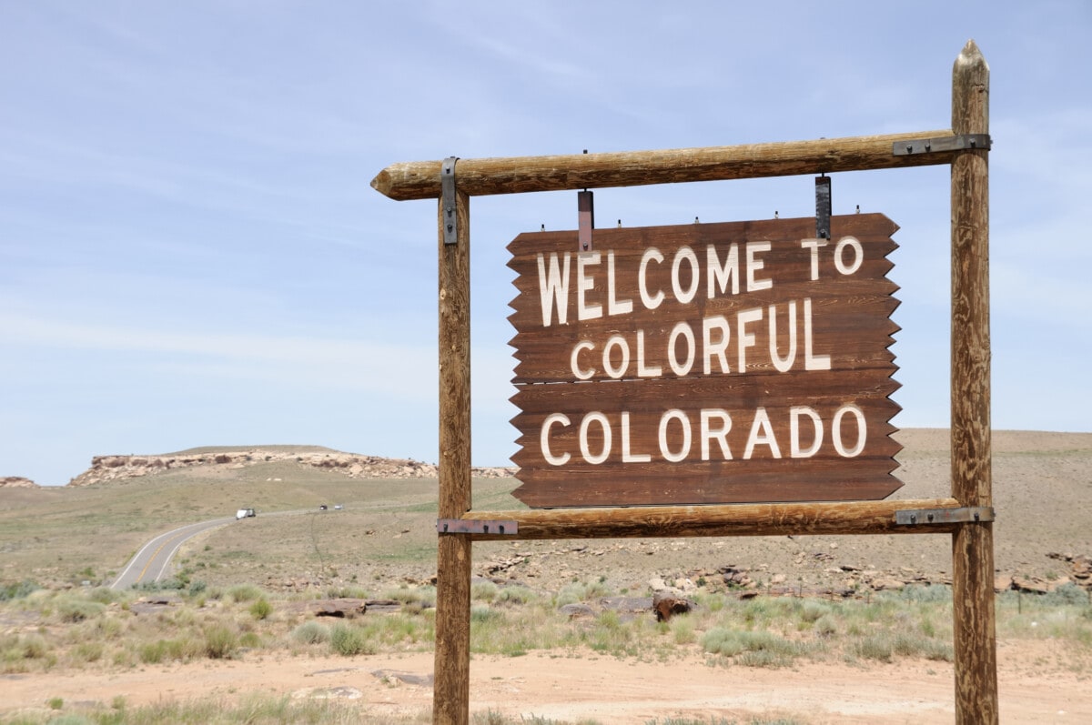 A sign welcoming visitors to Colorado onthe southern part of the state.