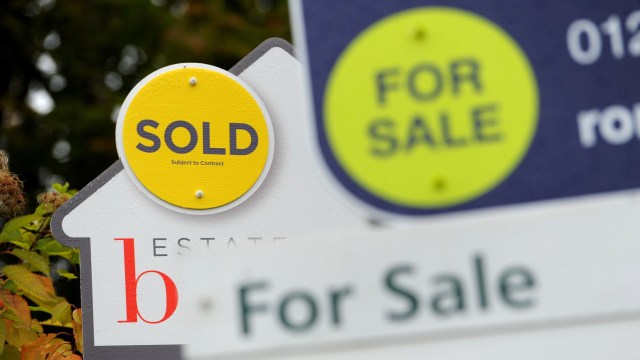 File photo dated 14/10/14 of a sold and for sale signs. The average UK house price rose by 0.1% in April month-on-month, after a fall of 0.9% in March, according to an index. Halifax, which released the report, said that typical house prices in early 2024 have "largely plateaued". Issue date: Tuesday May 7, 2024. PA Photo. See PA story ECONOMY House. Photo credit should read: Andrew Matthews/PA Wire